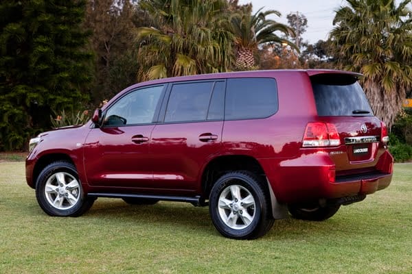 http://www.anyauto.com.au/wp-content/uploads/2011/05/Toyota-Land-Cruiser-200-Series-Sahara-Turbo-Diesel-exterior.jpg