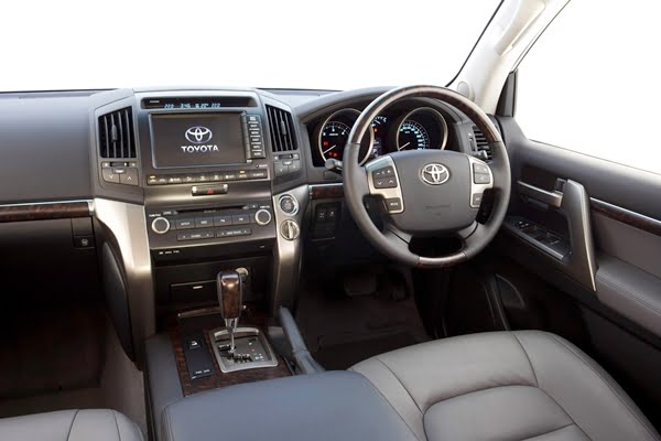 Toyota LandCruiser 200 Sahara interior