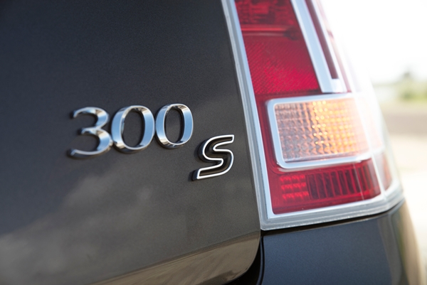 2014 Chrysler 300S badge