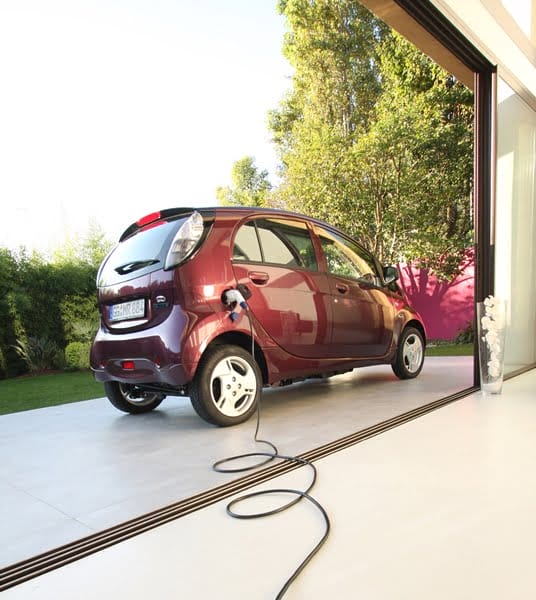 Mitsubishi i-MiEV 1 side view qith electricity cord 600