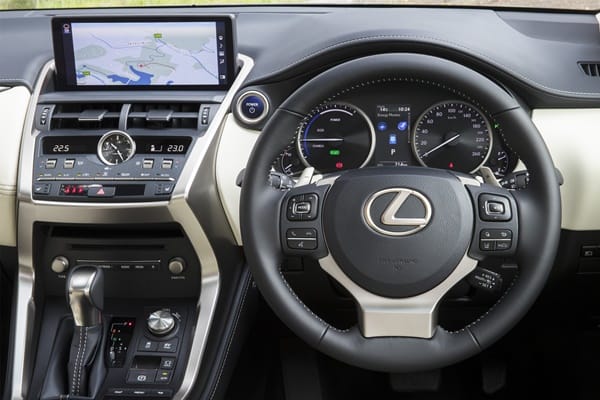 Lexus NX 300h Luxury dash