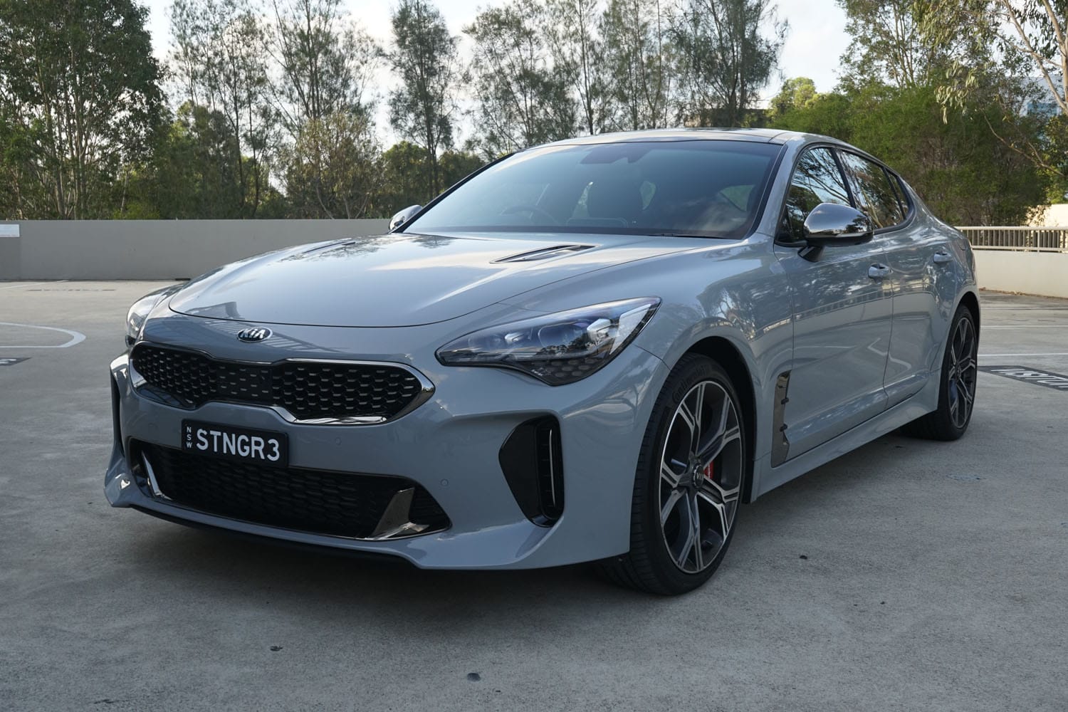 Kia Stinger серая