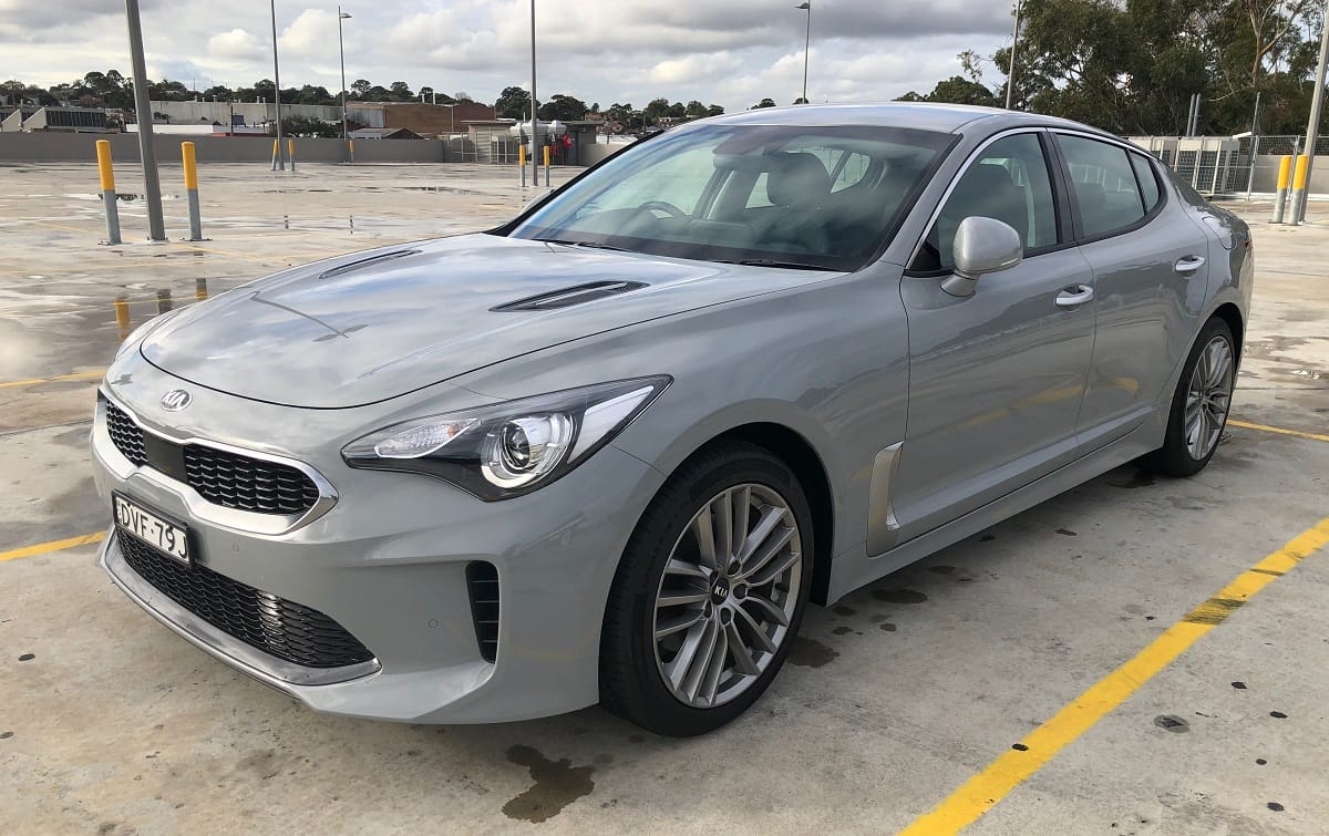 Kia Stinger серая