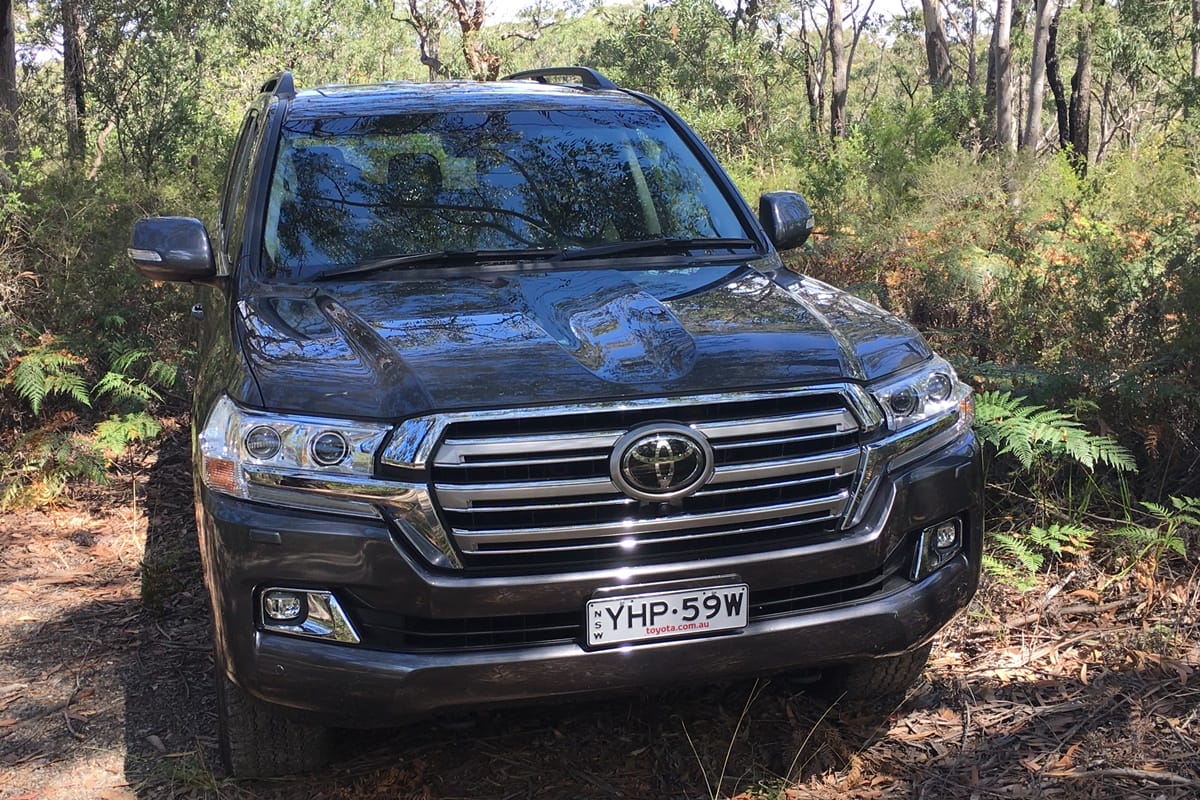 2018 Toyota LandCruiser Sahara front grill