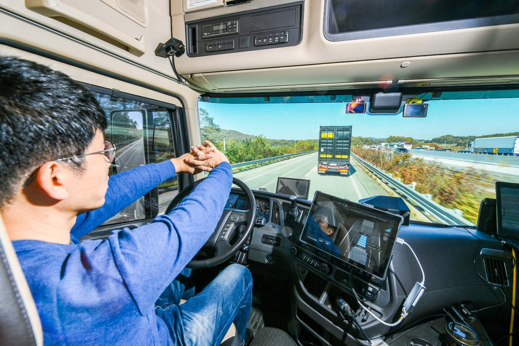 Hyundai truck platooning