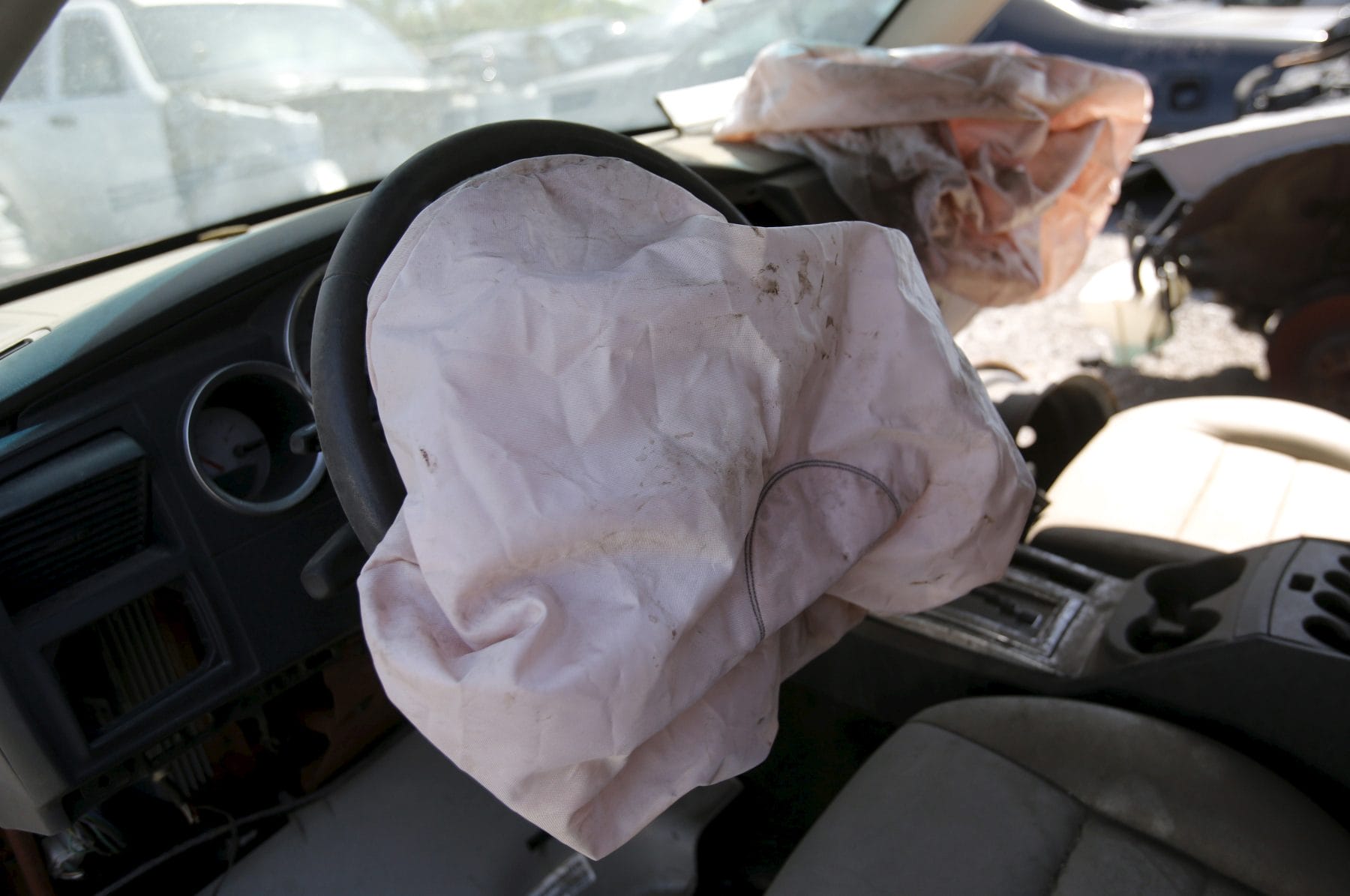 Подушка после торпеда. Takata airbag. Подушка безопасности авто. Airbag подушки безопасности. Сработала подушка безопасности.