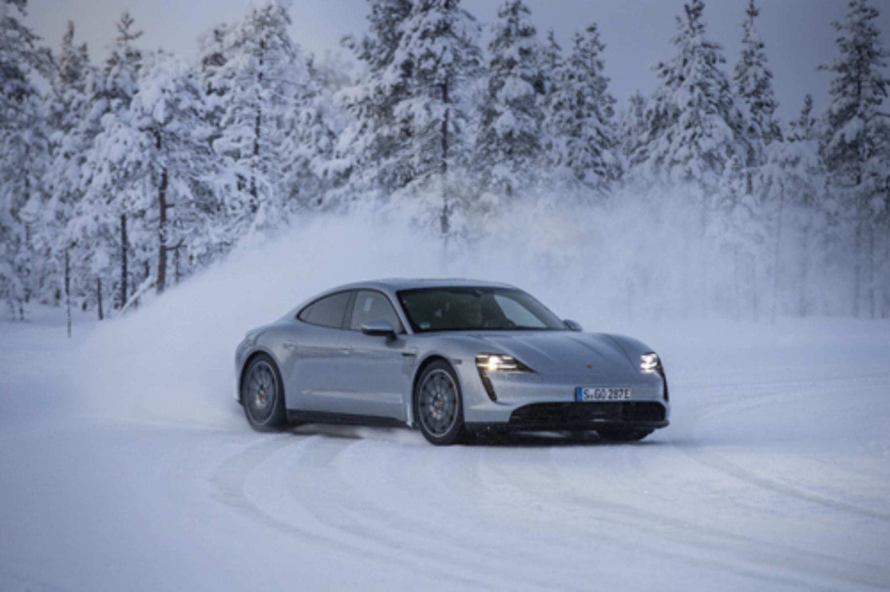 Porsche_Taycan_Winter_Driving_2020