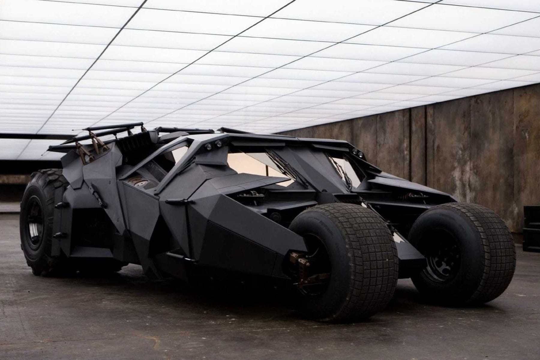 Batman batmobile. Ламборгини Бэтмобиль. Бэтмобиль темный рыцарь. Бэтмобиль 2005. Бэтмен 2005 Бэтмобиль.