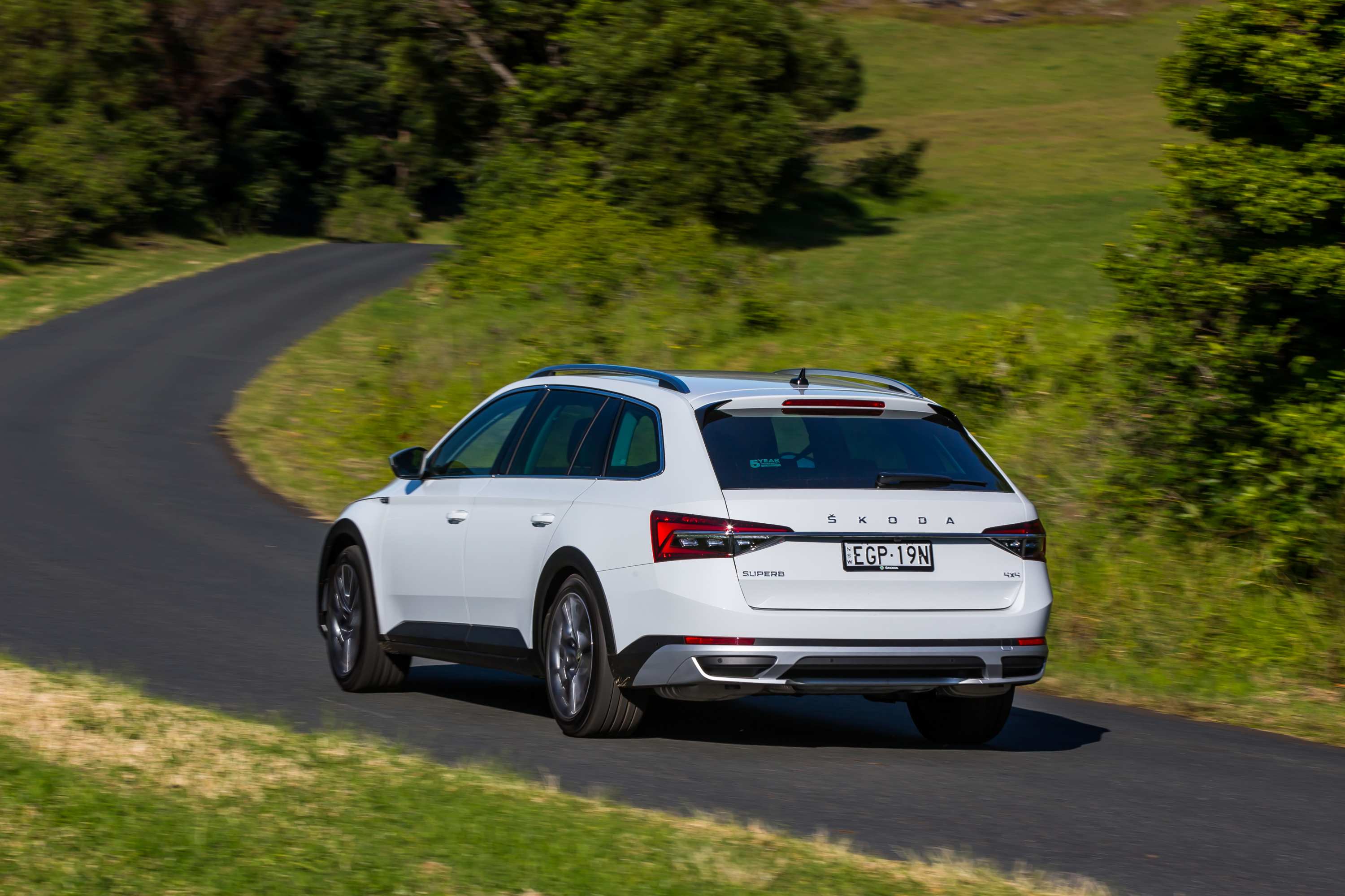 The ŠKODA Superb Scout is equipped with the latest 200kW/350Nm 2.0-litre turbo petrol engine (with petrol particulate filter) that sends power to all four wheels via a seven-speed DQ381 DSG transmission.