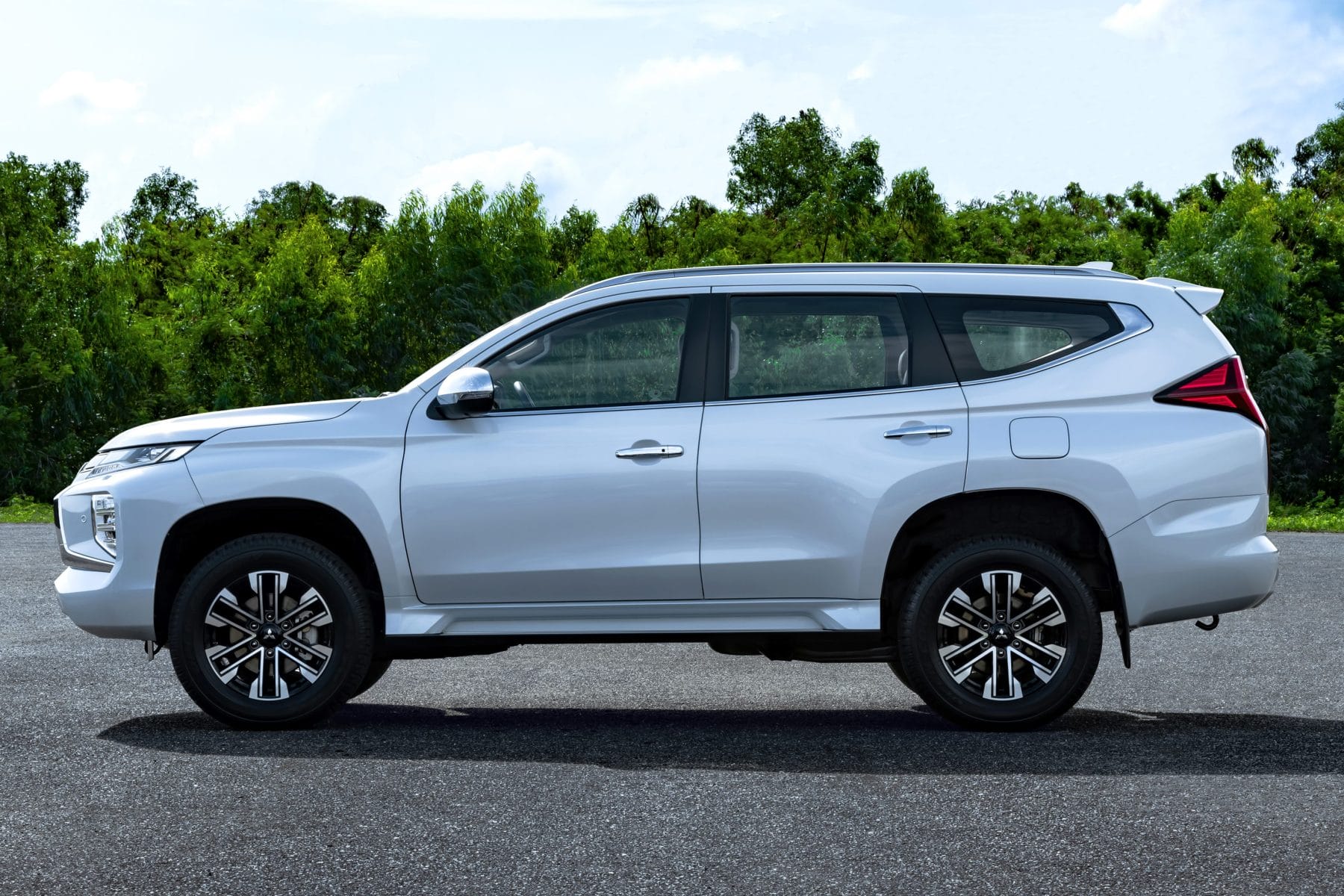 Mitsubishi pajero 2019. Новый Mitsubishi Pajero Sport 2020. Митсубиши Паджеро спорт 2019. Митсубиси Паджеро спорт 2020. Pajero Sport 3 2020.