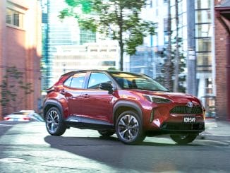 Toyota Yaris Cross (Urban hybrid AWD with optional black roof)