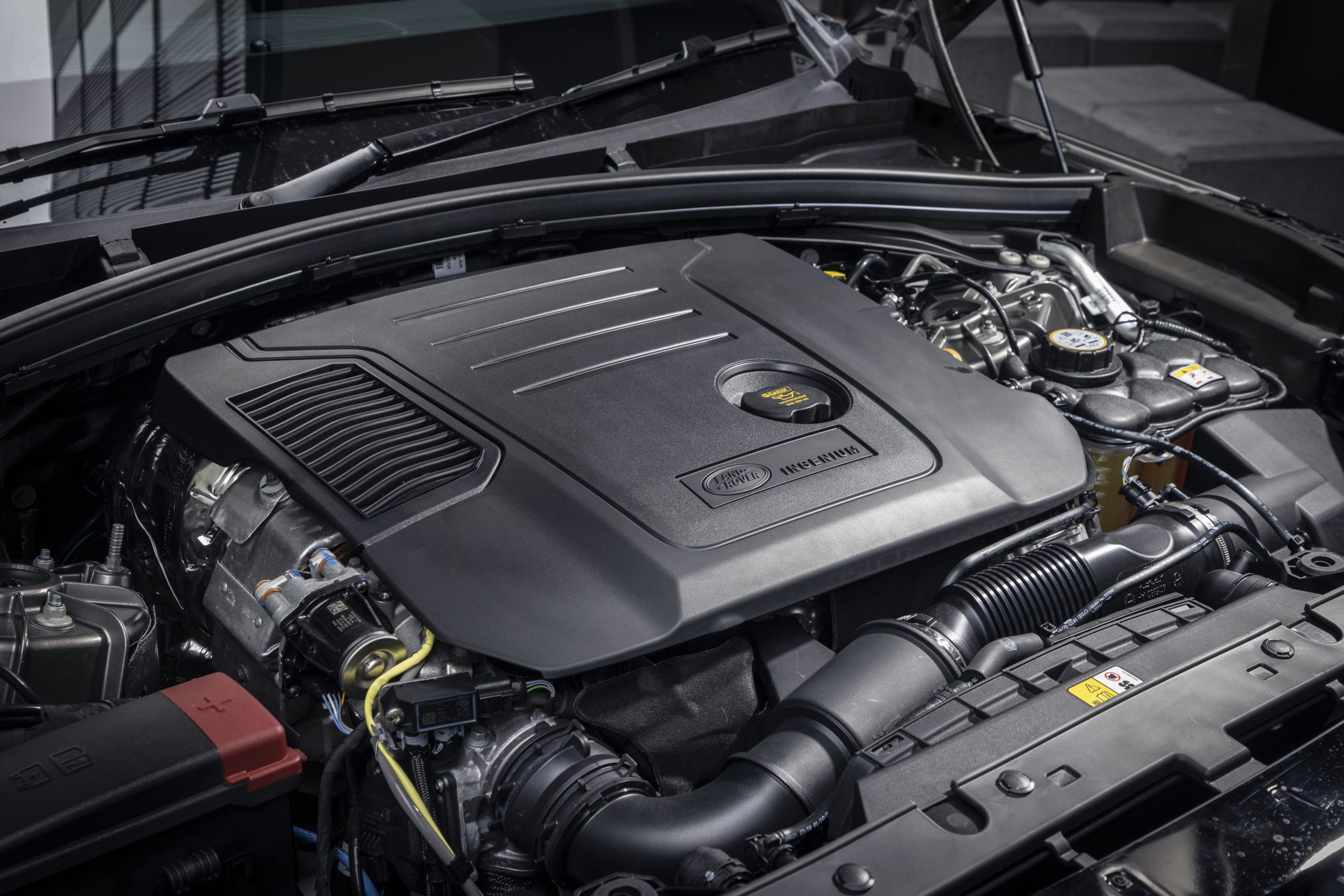 Range Rover Velar R-Dynamic SE D200 engine