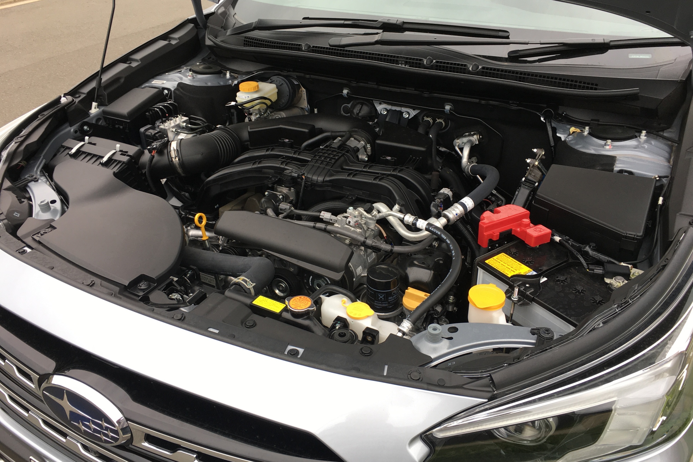 Subaru Outback 2.5i Touting 2022 front engine