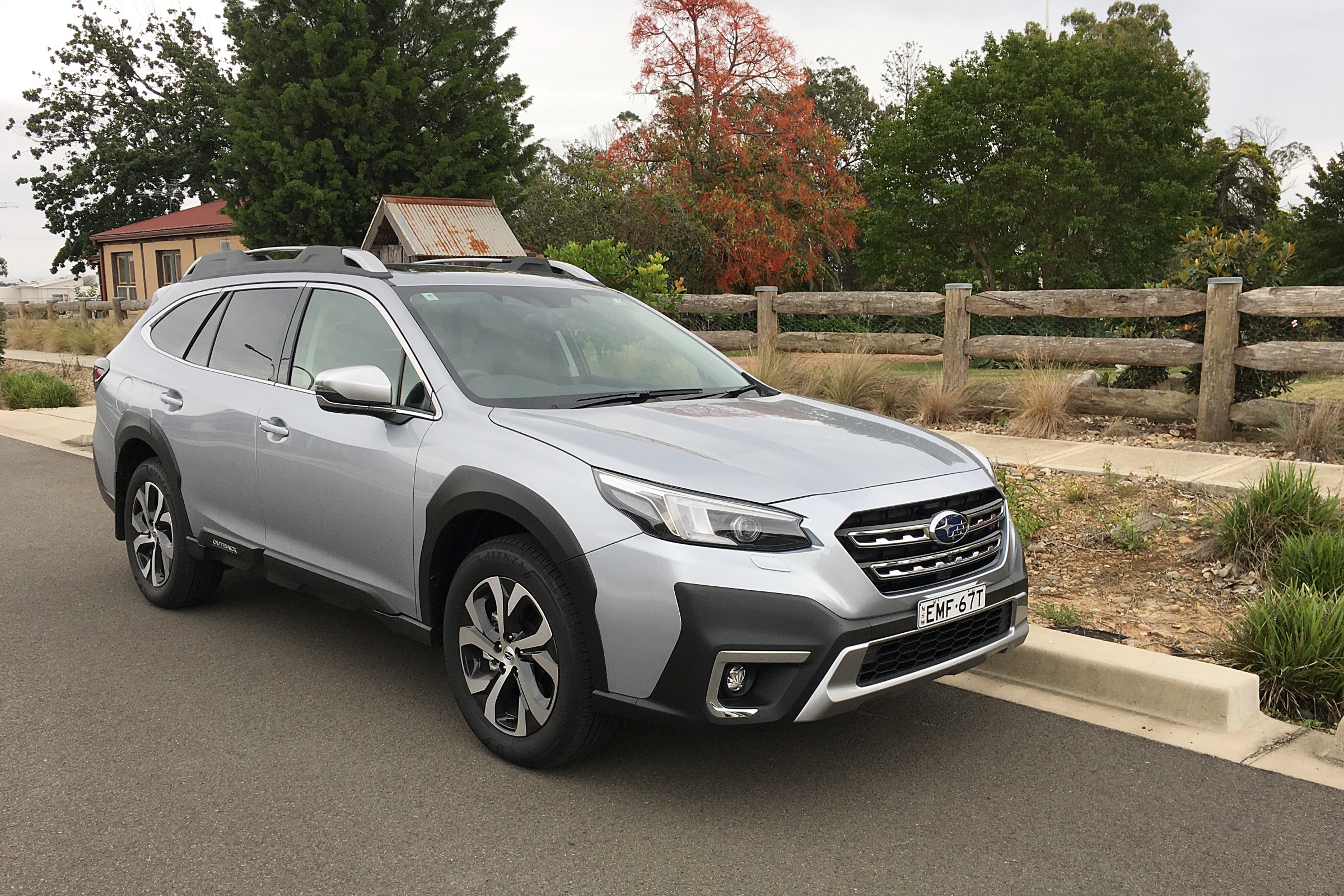 Subaru Outback 2.5i Touting 2022 front qtr