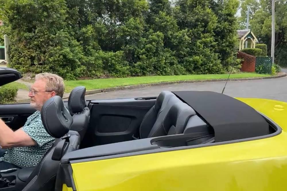 2022-ford-mustang-convertible-yellow ROOF (3)