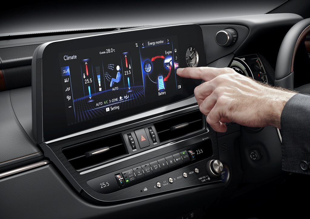 Lexus ES 300h Sport Luxury 2022 central screen 