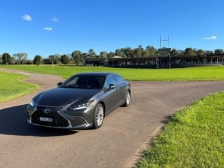 Lexus ES 300h Sport Luxury 2022 front qtr