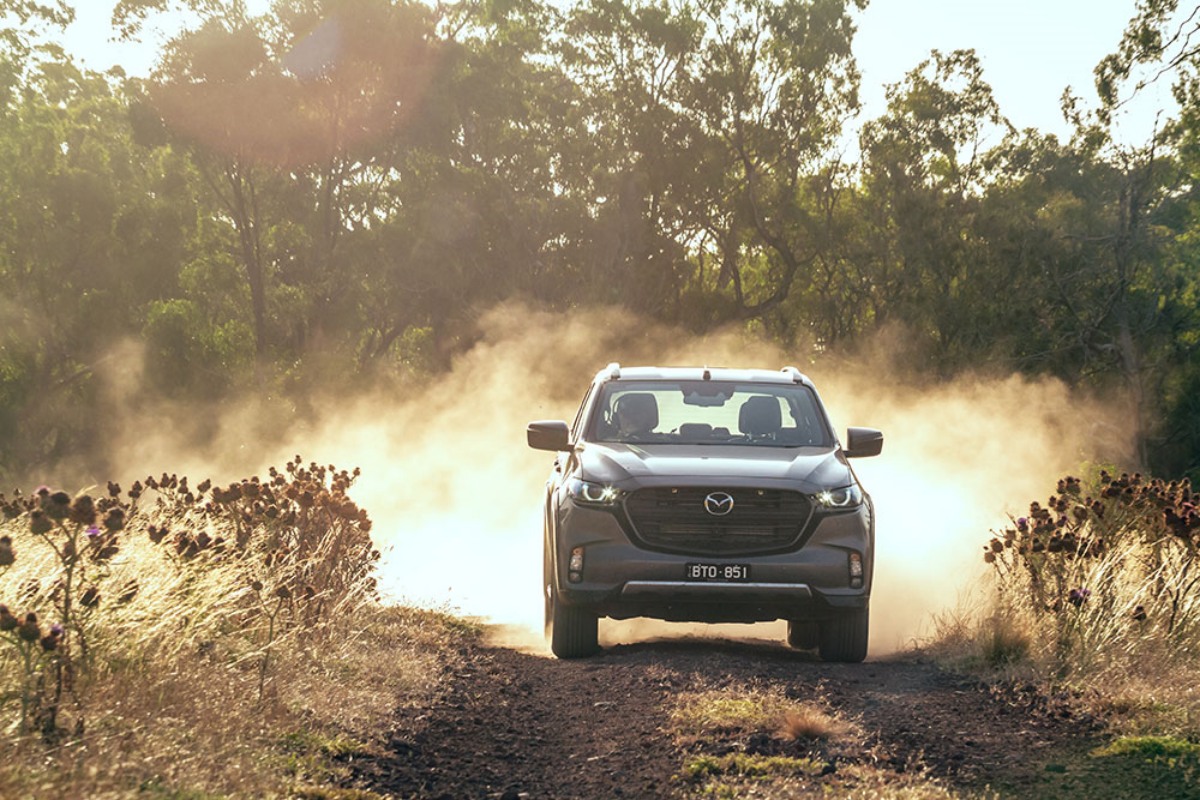 Mazda BT-50 SP Front driving
