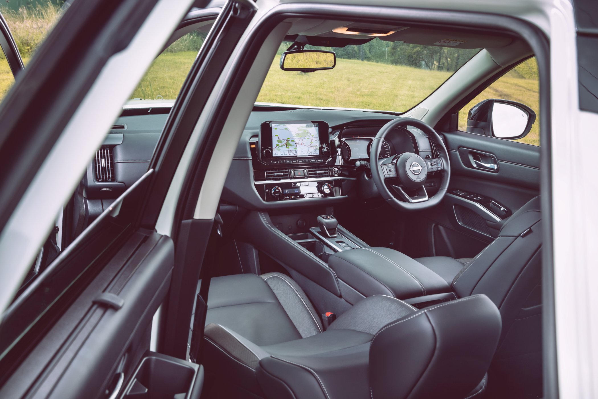 2023 Nissan Pathfinder Ti interior