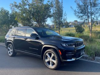 2023 Jeep Grand Cherokee front quarter