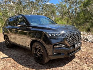 SsangYong Rexton Black front qtr exterior