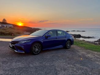 Toyota Camry Hybrid SL front quarter 1