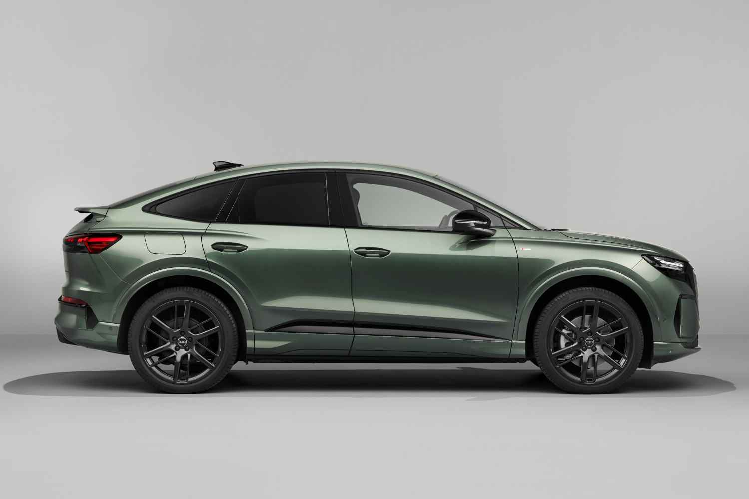 Audi Q4 e-tron sportback profile